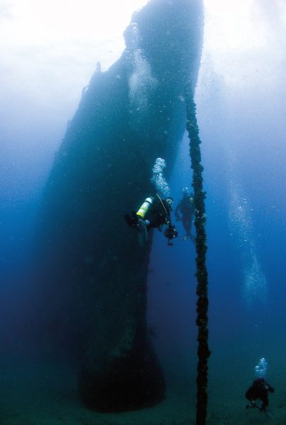 3-divers-on-bow-of-ship-web