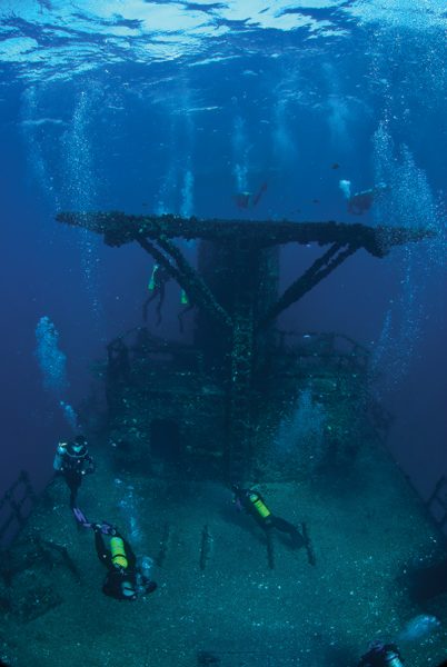 divers-dropping-in-hmas-brisbane-web